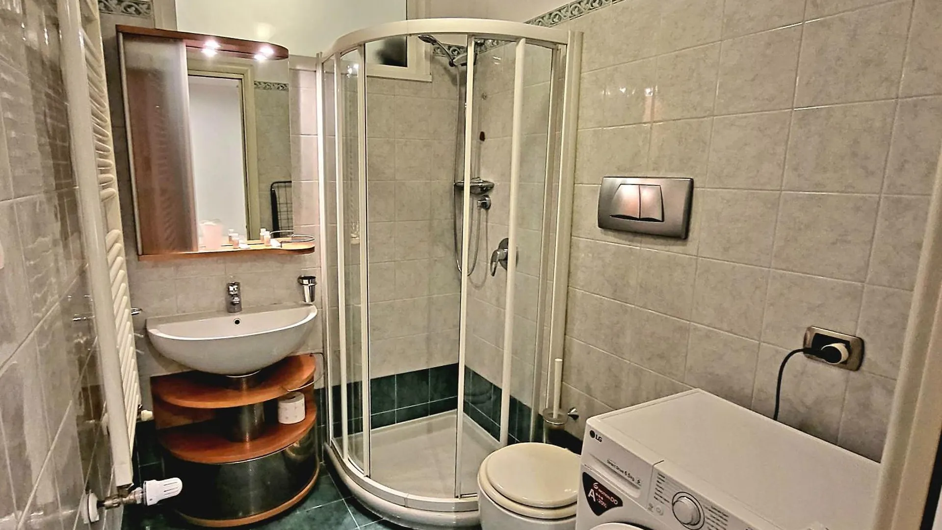 Lux Retreat 3Room Near Fashion District Wifi&Netflx Milano 0*,  Italien